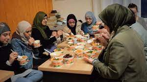 افطار بخش مهمی از ماه رمضان است که مسلمانان را حتی در زمان جنگ گرد هم می‌آورد