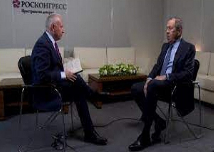 وزیر خارجه روسیه (راست) در گفتگو با بی‌بی‌سی حمله روسیه به اوکراین را موجه توصیف کرد