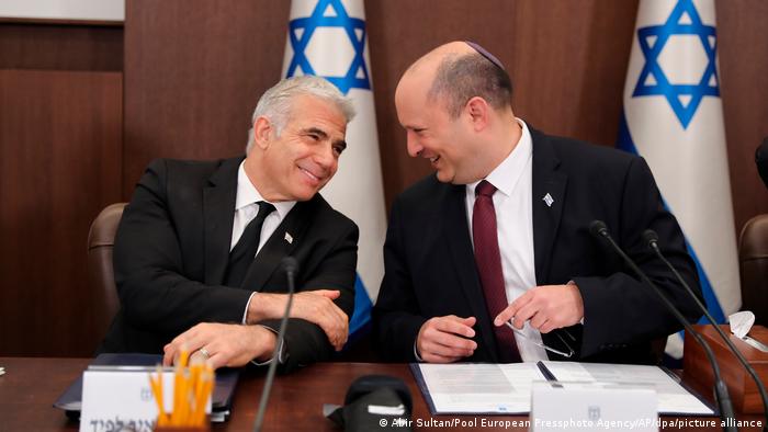 یائیر لاپید، وزیر خارجه فعلی اسرائیل جای خود را با نخست وزیر، نفتالی بنت، تعویض می‌کند.