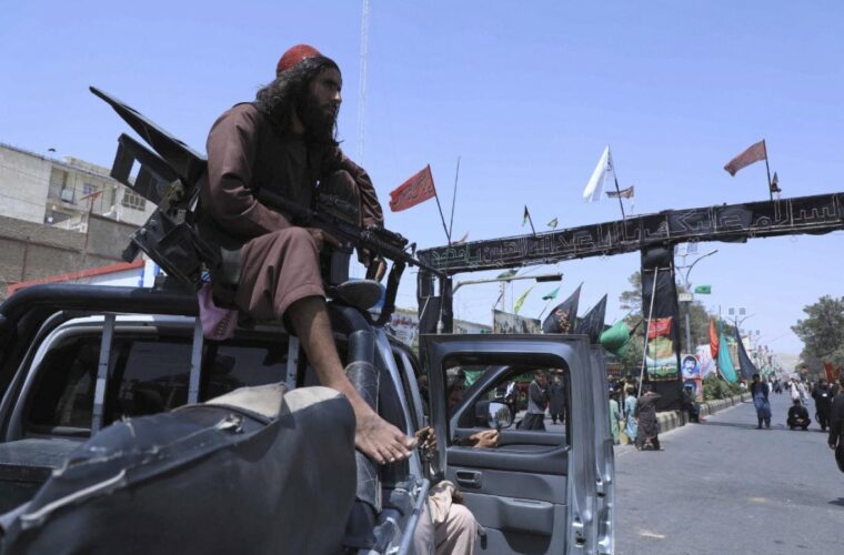 دستور طالبان به شیعیان در بلخ: پرچم‌های عزا را پایین بیاورید