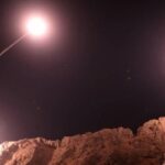 حملات گسترده راکتی به پایگاه‌های آمریکا در شرق سوریه+فیلم