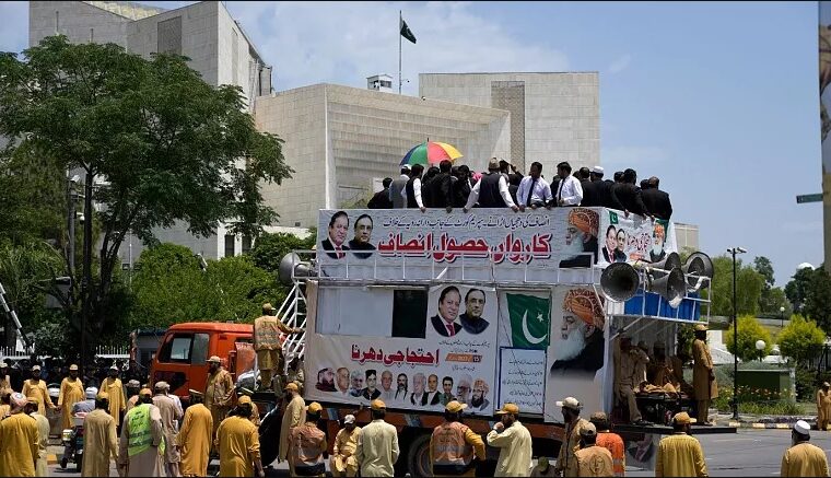 حامیان دولت پاکستان خواستار استعفای قاضی صادرکننده حکم آزادی عمران خان شدند