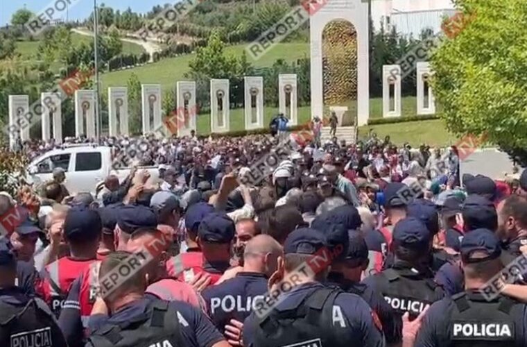 یورش پلیس آلبانی به مقر گروه تروریستی مجاهدین خلق ایران+ ویدئو