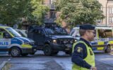 درخواست یک زن برای آتش زدن قرآن کریم و پرچم ایران در مقابل سفارت این کشور در سوئد