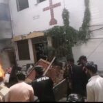 در پی اتهام قرآن‌سوزی علیه مسیحیان، چهار کلیسا در پاکستان به آتش کشیده شد