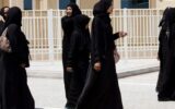 ممنوع کردن پوشیدن عبای اسلامی برای دختران در مدارس دولتی فرانسه