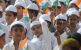 معلمی در هند از دانش‌آموزان خواسته بود به هم‌کلاسی مسلمان خود سیلی بزنند