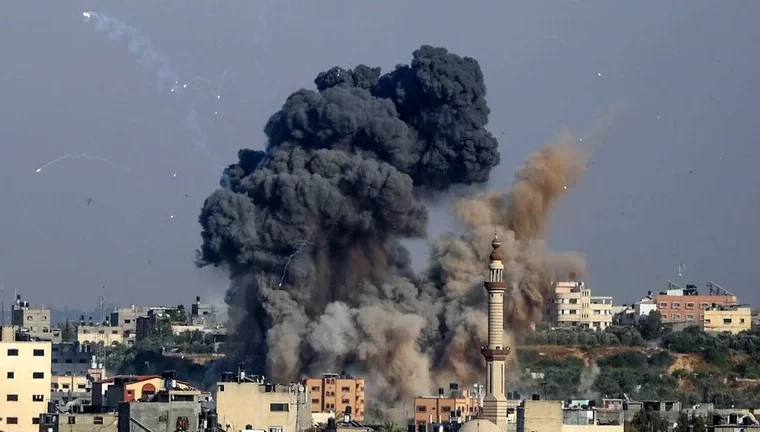 همزمان با موافقت جنبش حماس با آتش بس؛بمباران غزه توسط رژیم صهیونیستی