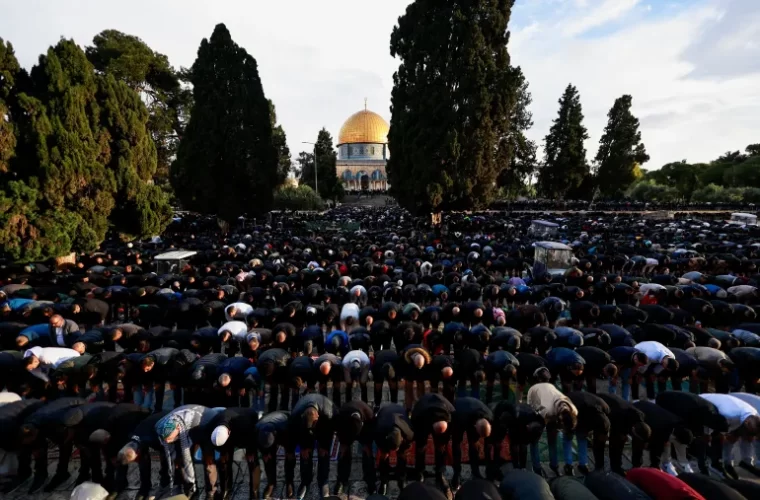 اقامه نمازعیدفطر با حضور هزاران فلسطینی در مسجدالاقصی+فیلم