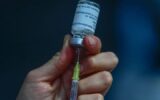 شرکت آسترازِنکا واکسن‌های کووید-۱۹ خود را از سراسر جهان جمع‌آوری می‌کند