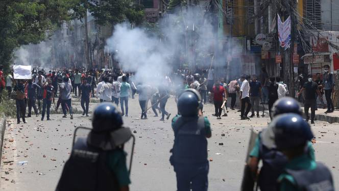 بیش از دهها نفر در تظاهرات ضد دولتی در بنگلادش کشته و زخمی شدند+ فیلم