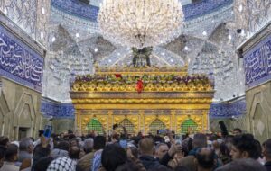 حضور زائران در حرم حضرت عباس (ع) در سالروز ولادت حضرت مهدی (عج)+ عکس