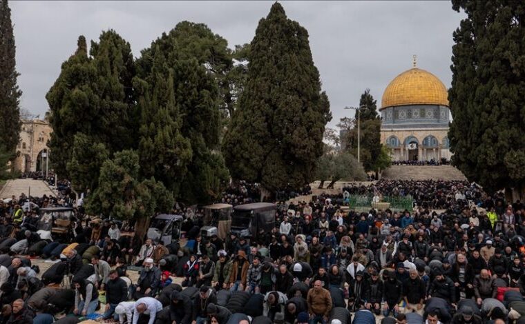 اقامه نخستین نماز جمعه رمضان در مسجد الاقصی با حضور ۹۰ هزار فلسطینی اقامه نخستین نماز جمعه رمضان در مسجد الاقصی با حضور ۹۰ هزار فلسطینی