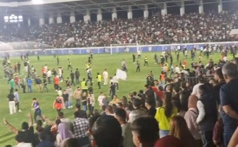 فدراسیون فوتبال عراق: با آشوبگران ورزشگاه نوروز قاطعانه برخورد میکنیم فدراسیون فوتبال عراق: با آشوبگران ورزشگاه نوروز قاطعانه برخورد میکنیم