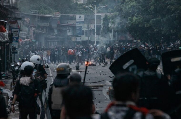 ناآرامی‌ها در اندونزی؛ جنایتی هولناک که بزرگترین اقتصاد جنوب شرق آسیا را به لبه پرتگاه برد