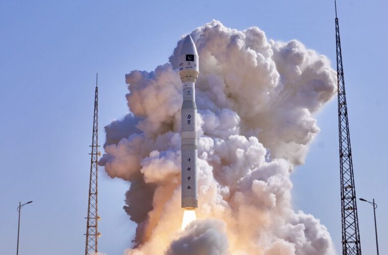 ماهواره فراطیفی پاکستان با موفقیت پرتاب شد؛ گامی مشترک با چین برای افزایش ظرفیتهای بومی ماهواره فراطیفی پاکستان با موفقیت پرتاب شد؛ گامی مشترک با چین برای افزایش ظرفیتهای بومی