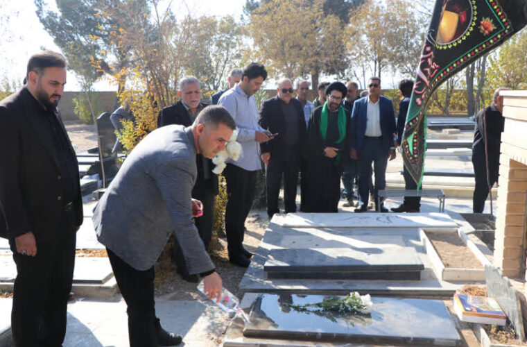 عطر افشانی مزارشهدای فشافویه؛ تجدید میثاق مدیران محلی با آرمانهای شهدا در هفته بسیج عطر افشانی مزارشهدای فشافویه؛ تجدید میثاق مدیران محلی با آرمانهای شهدا در هفته بسیج