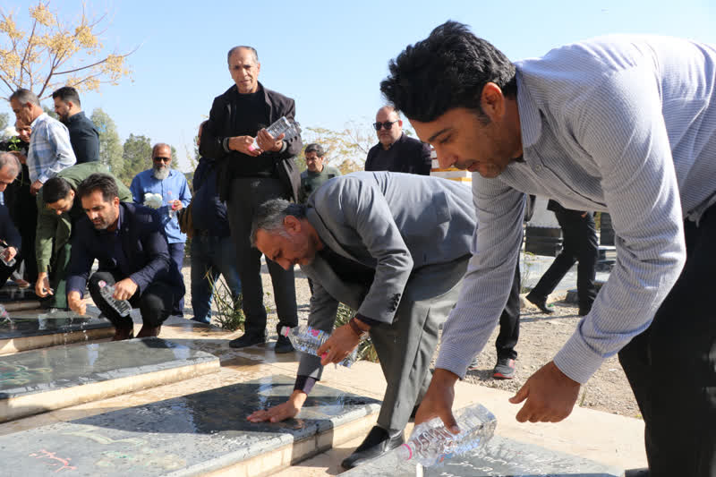 عطر افشانی مزارشهدای فشافویه؛ تجدید میثاق مدیران محلی با آرمانهای شهدا در هفته بسیج 2 عطر افشانی قبور شهدای فشافویه؛ تجدید میثاق مدیران محلی با آرمانهای شهدا در هفته بسیج