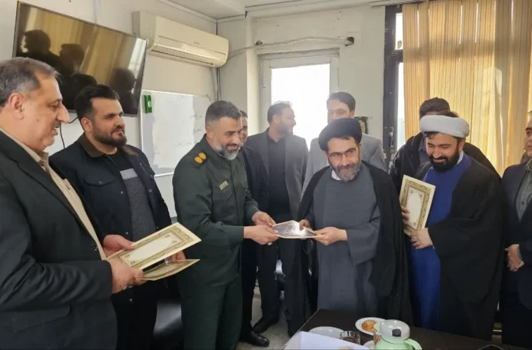 تقدیر مسئولین ارشد بخش فشافویه از فرمانده بسیج شیخ کلینی در روز پاسدار تقدیر مسئولین ارشد بخش فشافویه از فرمانده بسیج شیخ کلینی در روز پاسدار