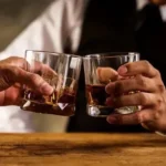 آغاز فروش رسمی الکل در عربستان؛ قمار بزرگ بن‌سلمان با هویت اسلامی