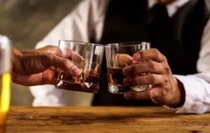 آغاز فروش رسمی الکل در عربستان؛ قمار بزرگ بن‌سلمان با هویت اسلامی