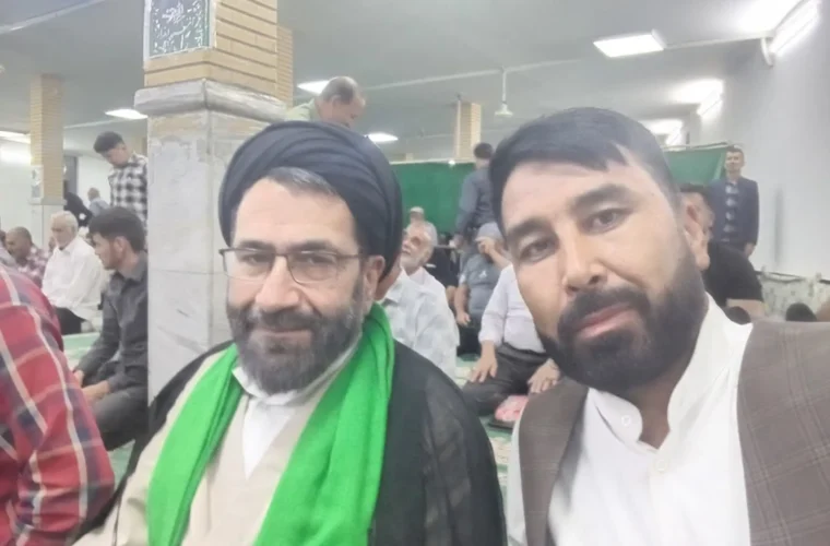 نماینده ولی فقیه در بخش فشافویه بی‌تشریفات در صف آخر نماز ایستاد
