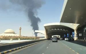 حمله پهپادی به فرودگاه ریاض؛ لغو پروازها و زبانه کشیدن آتش
