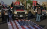 بازداشت لگدمال کنندگان پرچم آمریکا در بغداد؛ خودباختگی امنیتی در روز حاکمیت